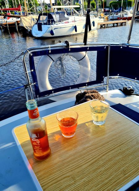 Aperitif an Bord, Weißwein und ein orangefarbenes Spritzgetränk