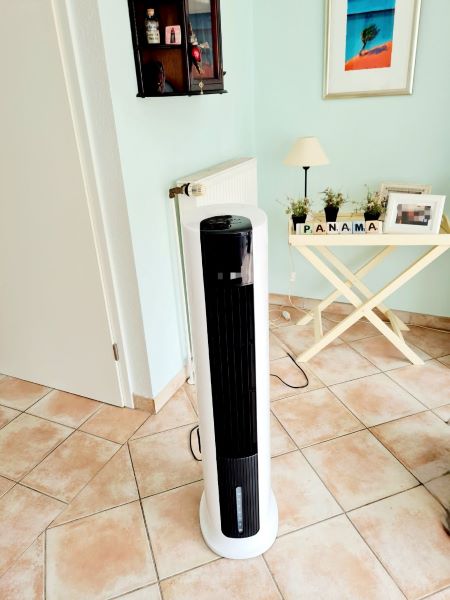 Heißer Tag. Ventilator läuft am 12 von 12 im August 