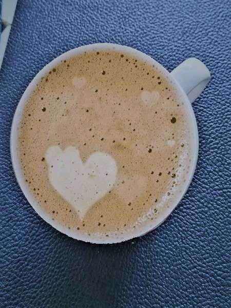  März Fotoprojekt Tasse Kaffee mit Herz im Schaum  