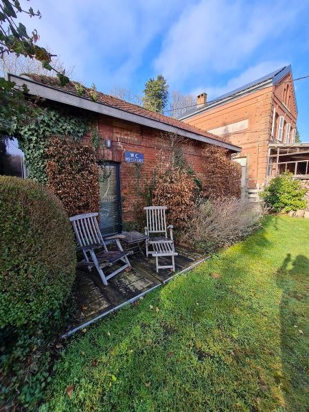 kleine Sonnenterrasse am Bahnwärterhaus, am Haus das Schild WC Messieurs