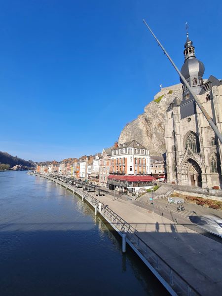 Blick auf Kirche und Zitadelle von der Brücke aus in Dinant