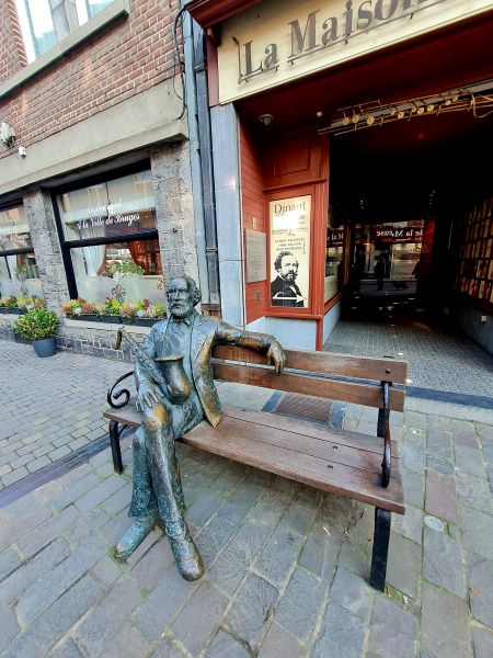 Adolphe Sax Statue vor seinem Geburtshaus