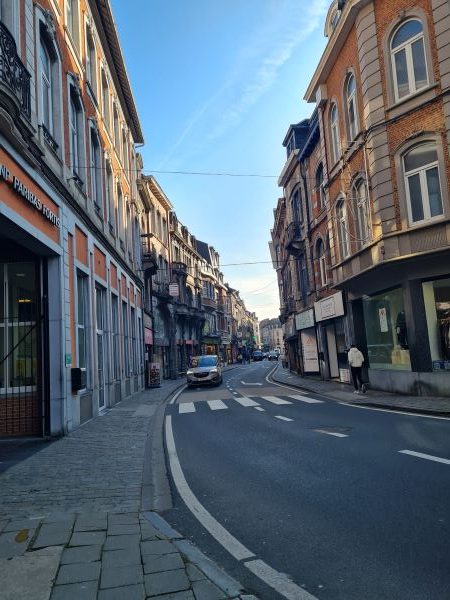 Blick in die Einkaufsstrasse von Dinant