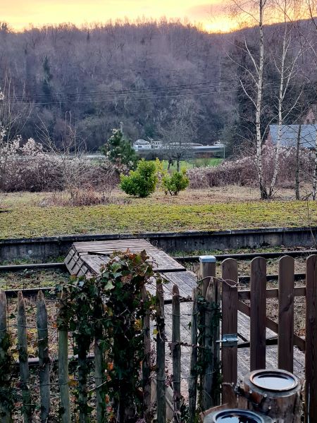 Vom Garten des Bahnwärterhauses aus kann man bis auf die Maas gucken und Schiffe sehen