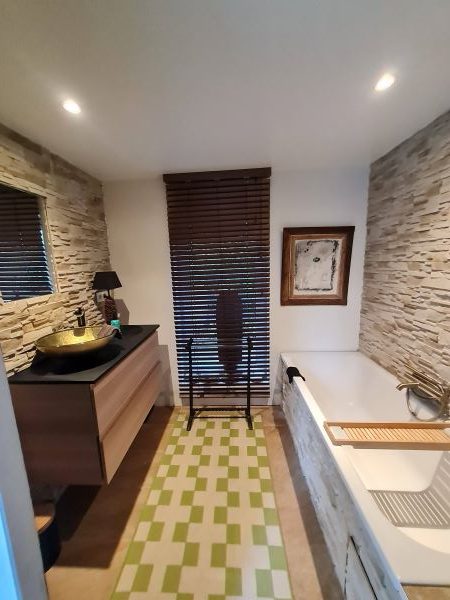 geschmacksvolles Bad im Bahnwärterhaus