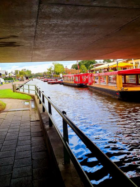 An diesem Kanal beginnt die Zufahrt zum Centrum Giethoorns