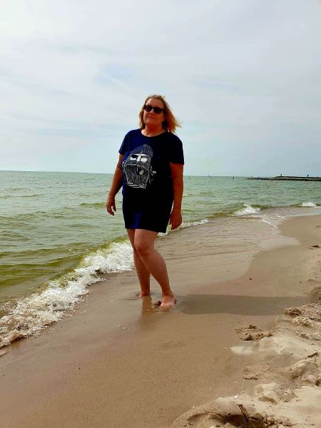 Foto Britta Langhoff am Strand, Symbolbild für Vitamin Sea, Artikel Hautpflege ab 50