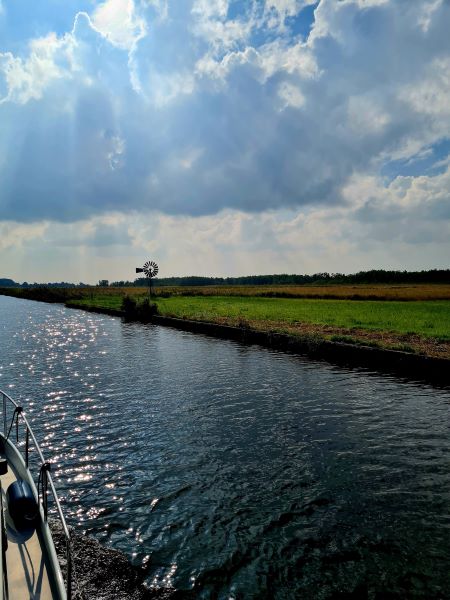 Boot fahren in den Alde Feanen im herbst