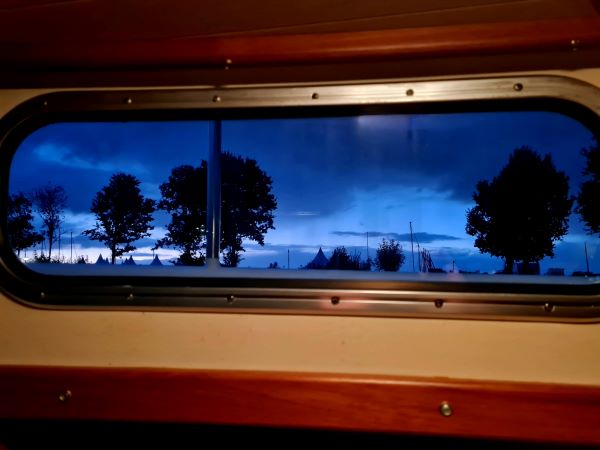 Blick beim Kochen aus der Kombüse