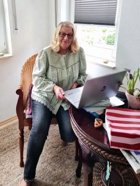 Autorin Britta Langhoff schreibt an Blogartikeln Hinter den Kulissen ihres Debutromans aus der Reihe Geschichten vom Deich 