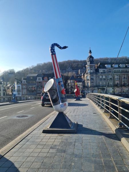 Charles de Gaulle Brücke Dinant mit Saxophonen