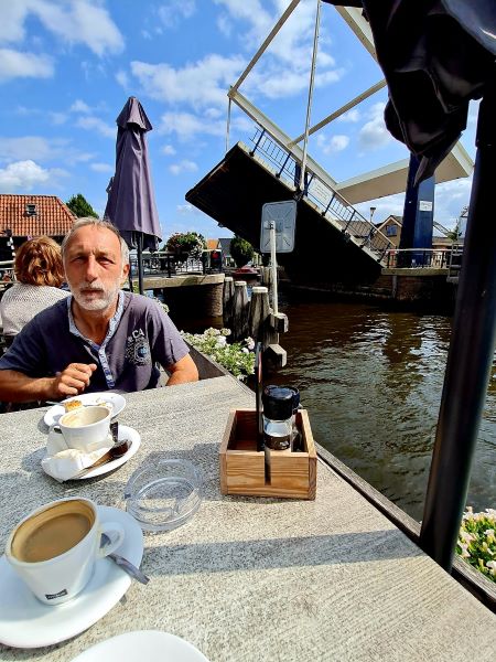 Im Cafe an einer bedienbaren Hub-Brücke gibt es jede Menge zu sehen.