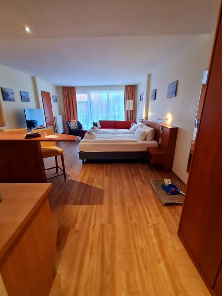 Doppelzimmer, Studio Einraum-Appartement Hotel Atlantic Juist von der Tür aus fotografiert
