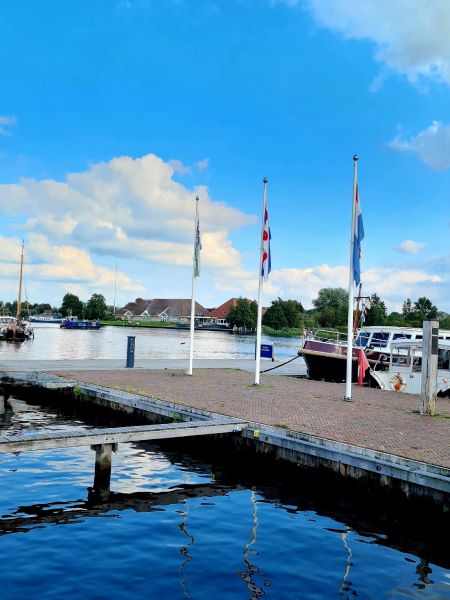 Earnewald Hafen bei Sonnenschein