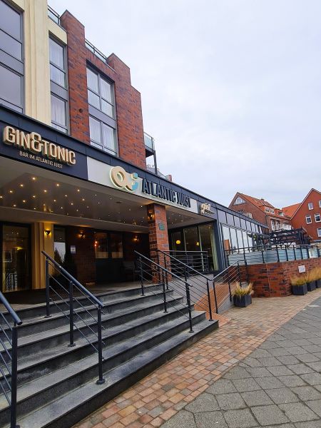 Eingang Hotel Atlantic Juist mit Blick auf Bar Gin und Tonic