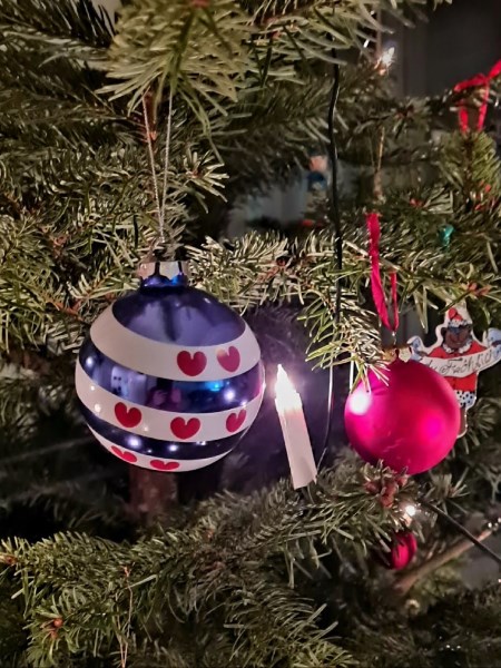 Weihnachtskugel mit Friesland Fahne