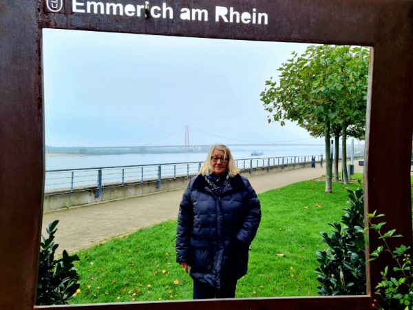 Alte Heimat Emmerich Rheinpromenade Frau in Bilderrahmen