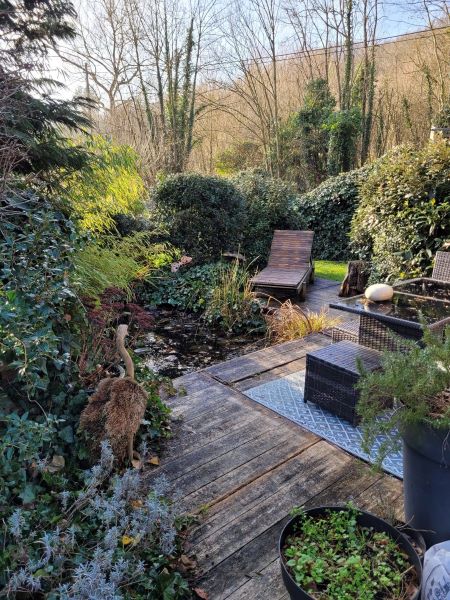 Terrasse mit Goldfischteich am Bahnwärterhaus und bequemer Lounge