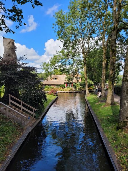 Blick von der berühmten Brücke in Giethoorn 