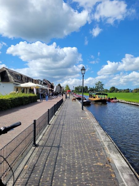 Ausflugsboote in Giethoorn