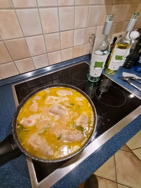 Involtini Saltimbocca köcheln vor sich hin in Weißwein