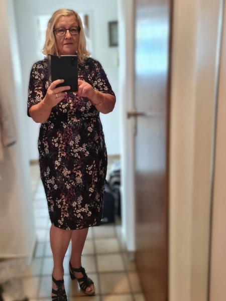 Outfit Mutter des Bräutigams für Standesamt Etuikleid mit Stickerei 