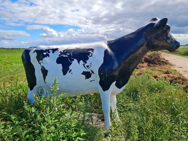 Plastik Kuh mit Weltkarte aus KuhFlecken