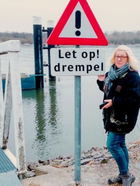 Britta Langhoff zeigt, welche Hindernisse das Landleben mit sich bringt 