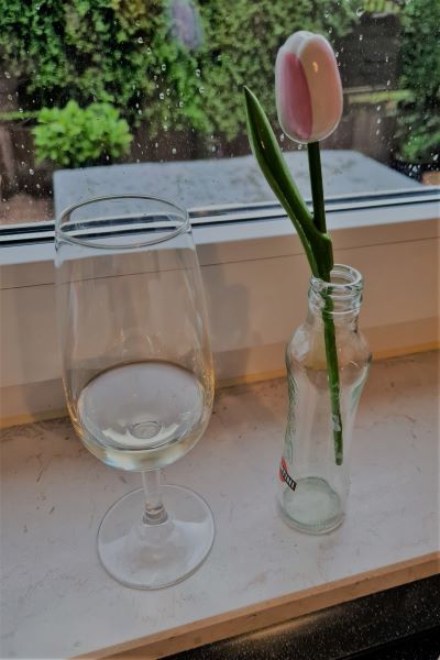 Glas mit einem Schluck Wein -wie aus einer Übung für SElbstmotivation ein Ritual wurde 