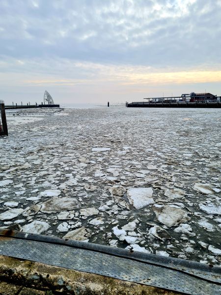 Eisschollen im Hafenbecken von Juist 12 von 12 Februar 2026 