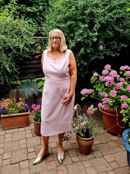 Outfit Mutter des Bräutigams Etuikleid in altrosa