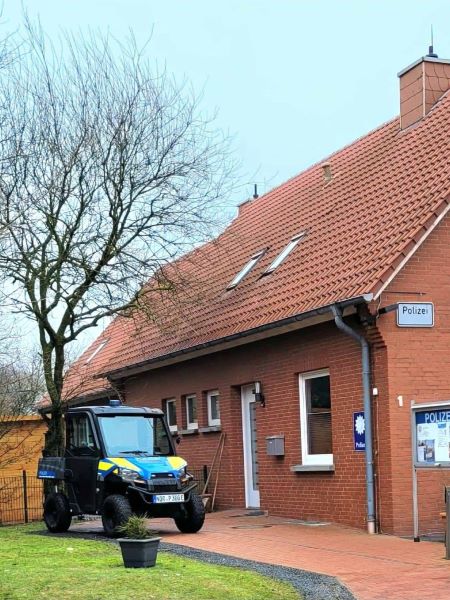 Polizeistation von Juist mit kleinem Elektromobil