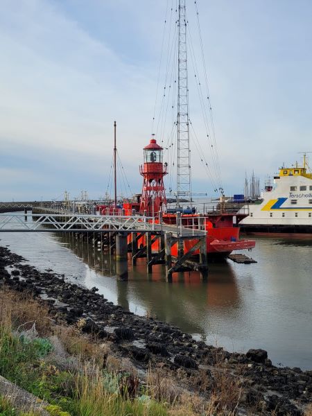 Radioschiff liegt im Hafen von Harlingen vor Anker