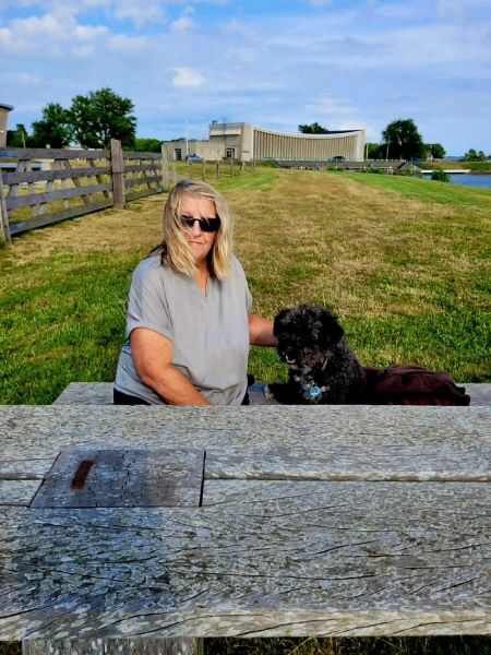 Britta Langhoff, Bloggerin und Autorin entspannt sich mit ihrem Hund bei einer Schreibpause am Ijsselmeer 