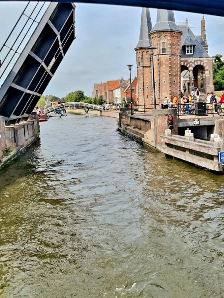 Wassertor Sneek vom Boot aus gesehen