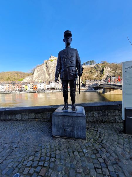 Statue Charles de Gaulle Dinant vor der Brücke