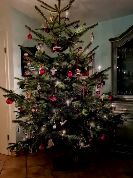 Tannenbaum mit witzigem Weihnachts-Schmuck