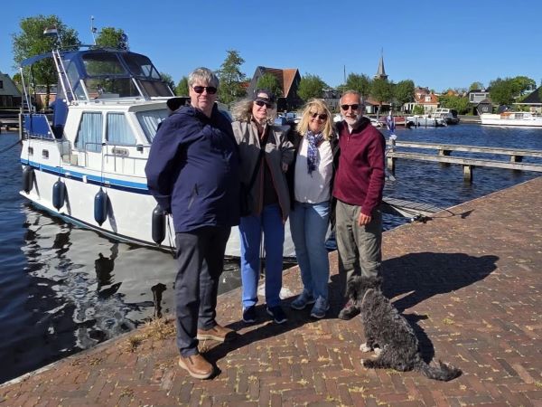 Treffen im Wonnemonat Mai . Gruppenbild mit den Freunden aus Hamburg