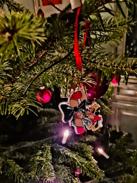 Minnie Maus am Tannenbaum schräger und witziger ausgefallener Weihnachtsbaumschmuck