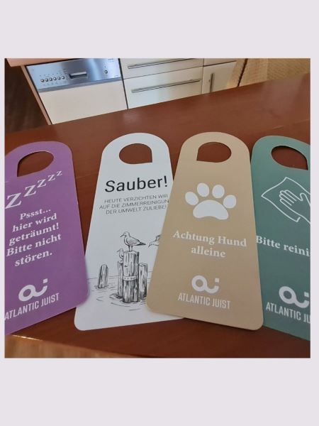 Türanhänger Atlantic Hotel Juist - Auch Achtung Hund alleine Schild ist dabei