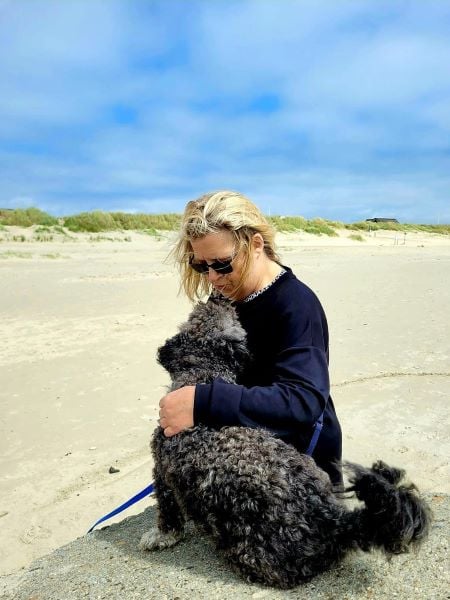 Freundschaft in späteren Jahren - die Rentnerin und der Senior-Hund