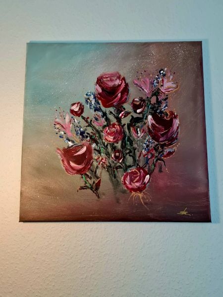 Between Roses and Stories - Acryl auf Leinwand. Ein kunstwerk von Simone Kurreck - zeigt einen Blumenstrauß mit Rosen umgeben von maritimen Farben, zur Veröffentlichung von Britta Langhoffs Roman "Wer rote Rosen will, muss sie selber pflanzen"  