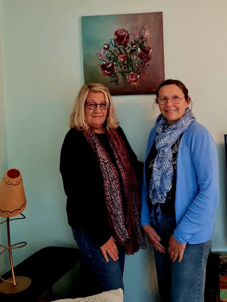 von links nach rechts: Britta Langhoff, Autorin an Bord und Simone Kurreck, Künstlerin an Bord vor dem Gemälde between Roses and Stories 