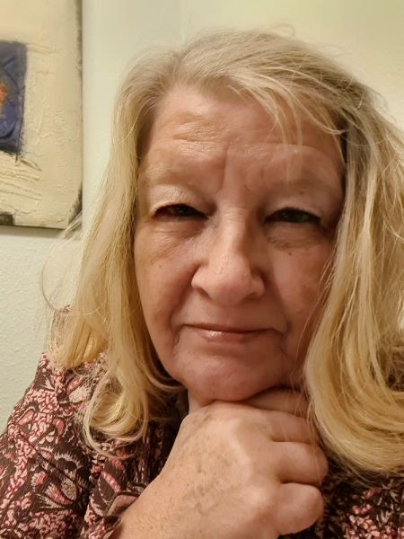 Autorin schaut skeptisch in die Kamera – Zweifel, ob das Romanprojekt weitergeht.